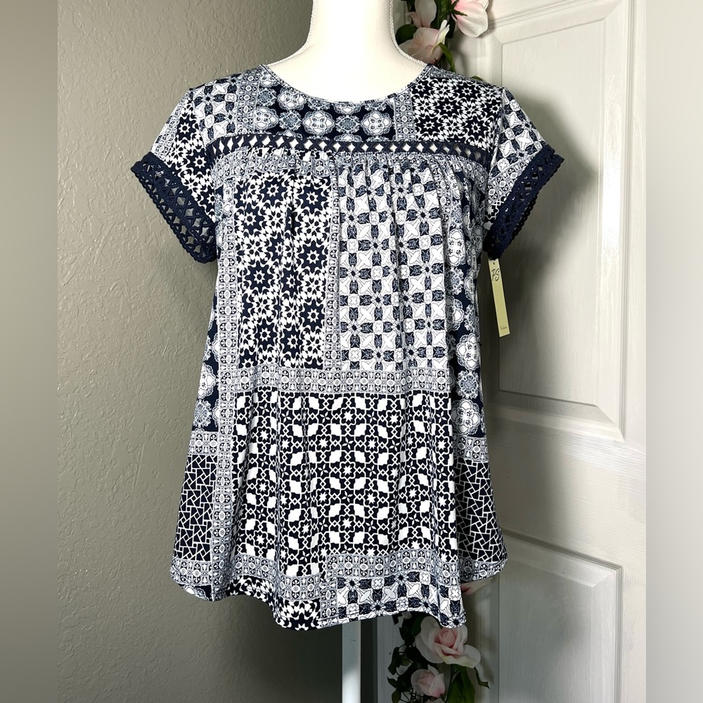 ⚡️NWT short sleeve top with geometric design